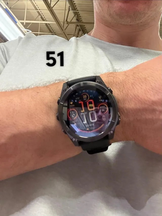 Garmin Fenix 51 мм на запястье