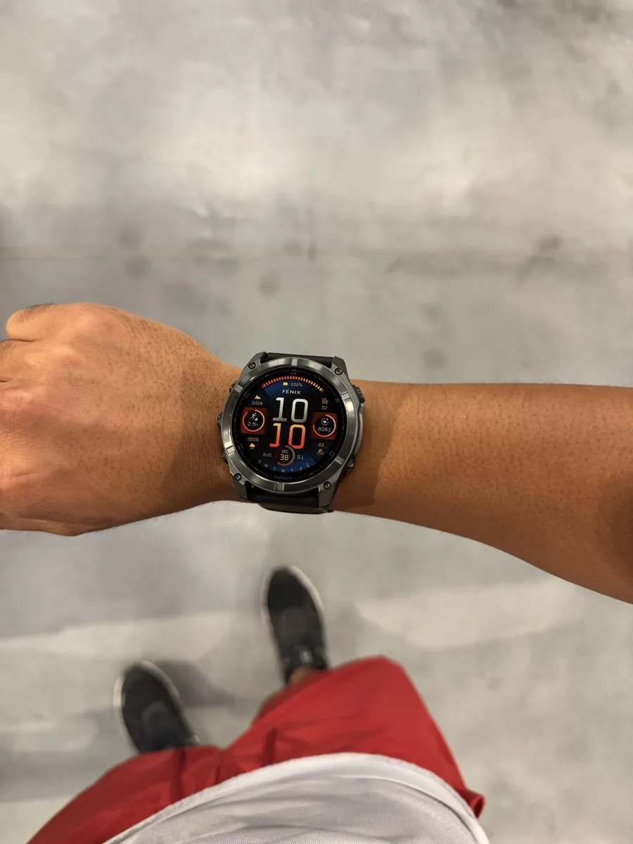Garmin Fenix на запястье, вид сверху