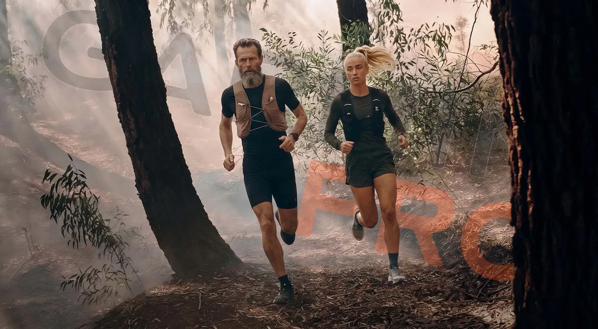 Двое трейлраннеров в горах с часами Garmin Fenix 9 Pro
