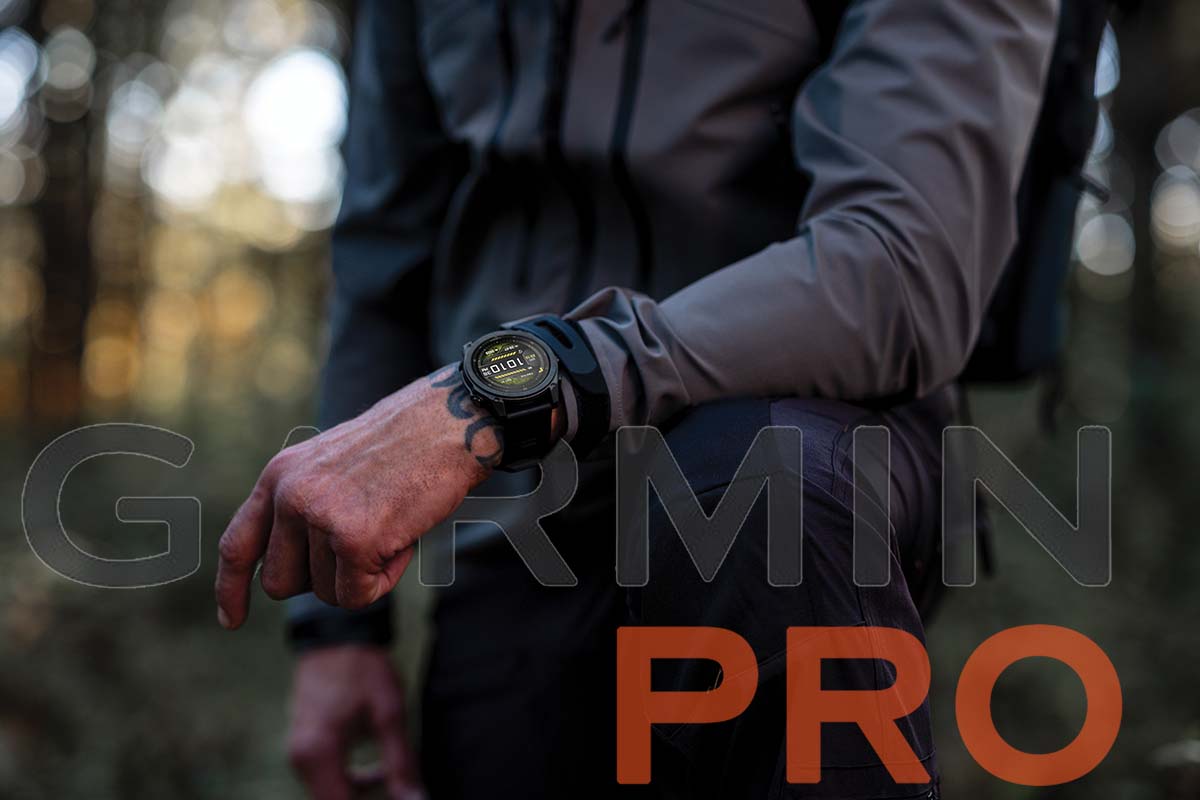 Тактические часы Garmin Tactix 8 на запястье в лесу